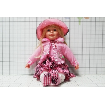 Lalka z dzwiękiem w różowym sweterku i kapeluszu
